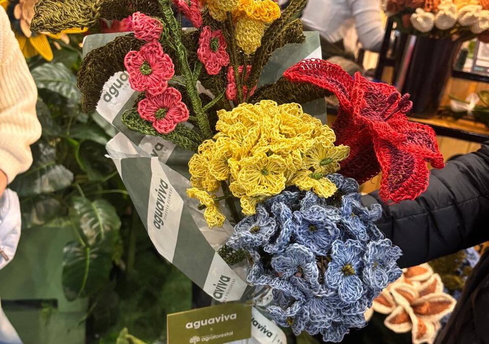 Flores tejidas de Aguaviva por Fundación Agroforestal - Expoartesanías 2025