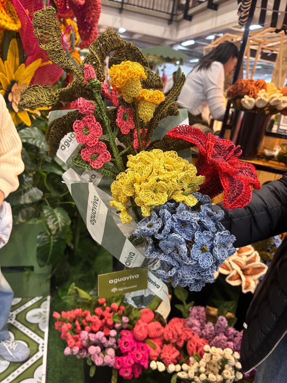 Flores tejidas de Aguaviva por Fundación Agroforestal - Expoartesanías 2025