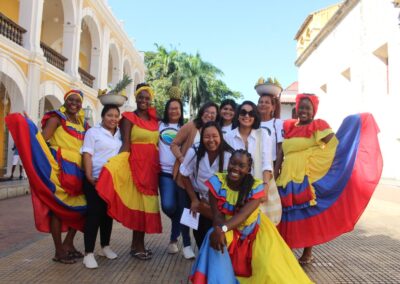 Artesanas beneficiarias de la Fundación Agroforestal analizando tendencias de mercado y exhibición en tiendas de lujo de Cartagena.