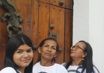 Artesanas de la Fundación Agroforestal analizando tendencias de mercado y exhibición en tiendas de lujo de Cartagena.