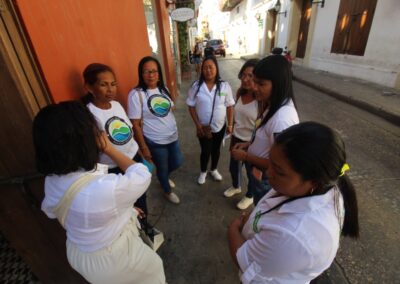 Artesanas beneficiarias de la Fundación Agroforestal analizando tendencias de mercado y exhibición en tiendas de lujo de Cartagena.