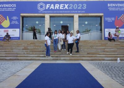 Artesanas beneficiarias de la Fundación Agroforestal analizando tendencias de mercado y exhibición en feria Farex Cartagena.