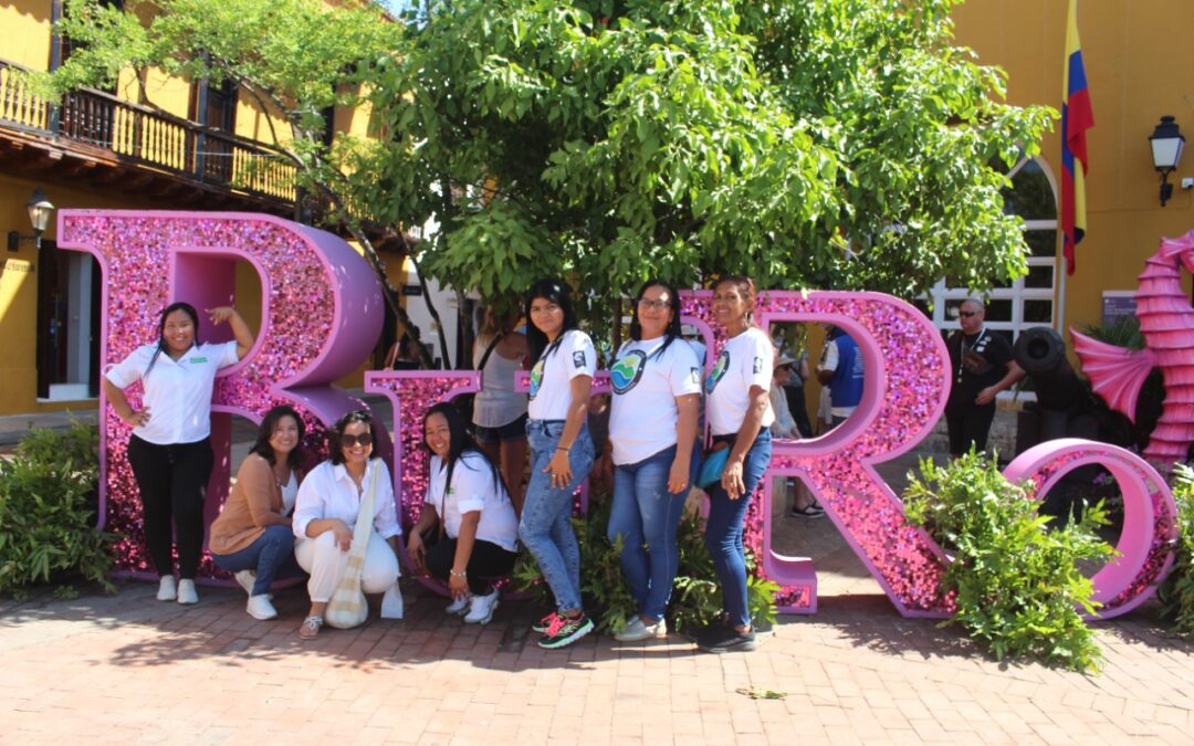 Artesanas beneficiarias de la Fundación Agroforestal analizando tendencias de mercado y exhibición en tiendas de lujo de Cartagena.