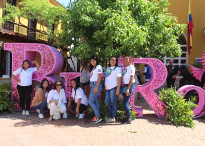 Artesanas beneficiarias de la Fundación Agroforestal analizando tendencias de mercado y exhibición en tiendas de lujo de Cartagena.