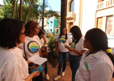 Artesanas beneficiarias de la Fundación Agroforestal analizando tendencias de mercado y exhibición en tiendas de lujo de Cartagena.